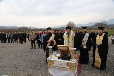 Τέμπη: Συγκίνηση στο μνημόσυνο για τα 57 θύματα του δυστυχήματος – «Ποτέ ξανά τέτοια τραγωδία» (ΒΙΝΤΕΟ & ΦΩΤΟ)