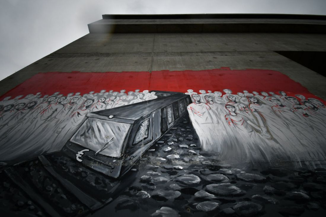 Thes - Τραγωδία στα Τέμπη: "Κόβει την ανάσα" η τοιχογραφία για τα θύματα  στο σημείο του δυστυχήματος (ΒΙΝΤΕΟ & ΦΩΤΟ)