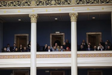 Βουλή: Ενταση στα θεωρεία κατά την ομιλία Σαμαρά – Επενέβη η φρουρά