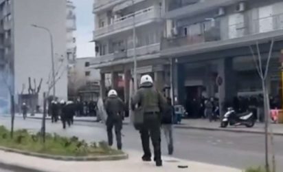 Θεσσαλονίκη: Οπλο έπεσε από τη θήκη αστυνομικού στα επεισόδια και δεν το αντιλήφθηκε (ΒΙΝΤΕΟ)