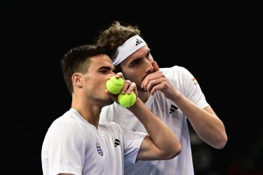 Davis Cup: Τα αδέρφια Τσιτσιπά νίκησαν 3-0 τη Ρουμανία και ανέβασαν την Ελλάδα στο World Group I