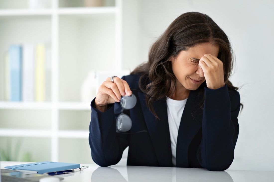 γυναίκα στρες άγχος γραφείο εργασία πόνος