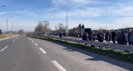 Αγρότες έκλεισαν την ΕΟ Θεσσαλονίκης-Εδεσσας στο ύψος της Χαλκηδόνας (ΒΙΝΤΕΟ & ΦΩΤΟ)
