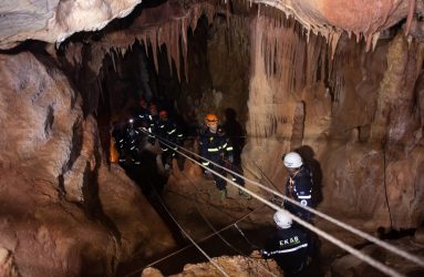 Χαλκιδική: Ασκηση σπηλαιοδιάσωσης στα Πετράλωνα – Με υψηλό βαθμό δυσκολίας το σενάριο επιχείρησης (ΦΩΤΟ)