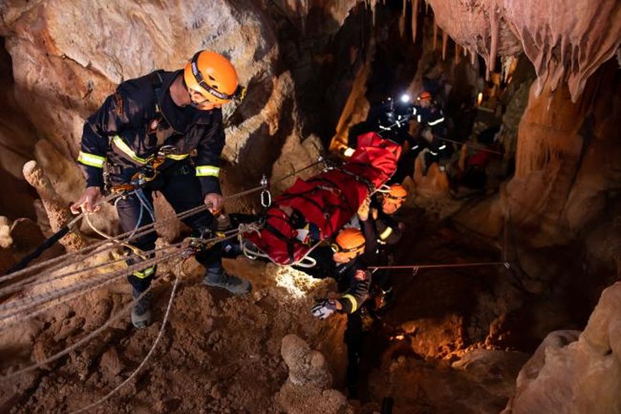 Χαλκιδική: Ασκηση σπηλαιοδιάσωσης στα Πετράλωνα