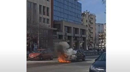 Θεσσαλονίκη: Αυτοκίνητο τυλίχθηκε στις φλόγες στην μέση του δρόμου – Σοκάρει το βίντεο