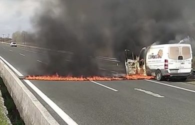 Ημαθία: Φορτηγάκι τυλίχθηκε στις φλόγες στην Εγνατία Οδό (ΒΙΝΤΕΟ)