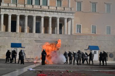 Νέος γύρος επεισοδίων στην Αθήνα – Μολότοφ μπροστά από τον Αγνωστο Στρατιώτη (ΒΙΝΤΕΟ & ΦΩΤΟ)