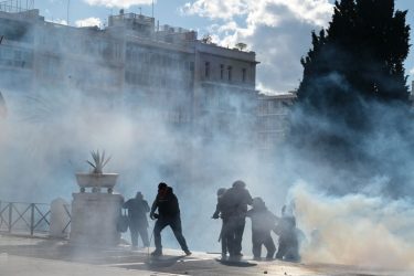Πανεκπαιδευτικό συλλαλητήριο: 16 τραυματίες από τα επεισόδια στην Αθήνα – Τρεις συλλήψεις