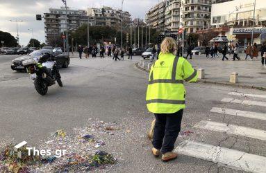 Θεσσαλονίκη: Συνεργεία του δήμου καθαρίζουν την πόλη από σερπαντίνες και τα κομφετί (ΦΩΤΟ)