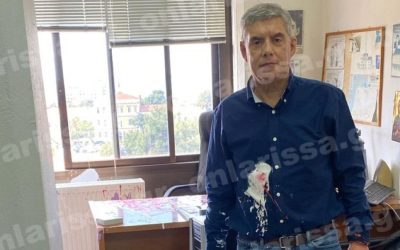 Επίθεση με μπογιές στον πρώην περιφερειάρχη, Κώστα Αγοραστό, στο ΠΑΜΑΚ (ΦΩΤΟ)