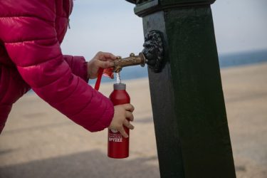 Η Θεσσαλονίκη απέκτησε νέες δημόσιες βρύσες στη Νέα Παραλία (ΦΩΤΟ)
