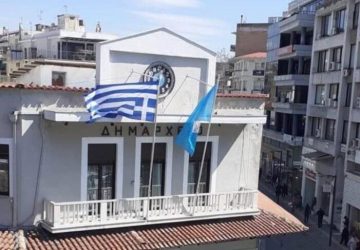 Ανάποδα ανήρτησαν την ελληνική σημαία στο δημαρχείο Σερρών