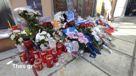 Θεσσαλονίκη: Στεφάνια και λουλούδια έξω από το Ρωσικό Προξενείο για τα θύματα του μακελειού στη Μόσχα (ΦΩΤΟ)