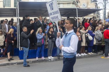 Σε κλίμα ενθουσιασμού και συγκίνησης η παρέλαση για την 25η Μαρτίου στη Νεάπολη (ΦΩΤΟ)