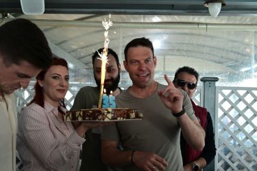 Στέφανος Κασσελάκης: Η τούρτα έκπληξη για τα γενέθλιά του και το γεύμα με τους στρατιώτες του θαλάμου του σε ψαροταβέρνα