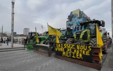 Βρυξέλλες: Στους δρόμους και πάλι οι αγρότες με τα τρακτέρ (ΒΙΝΤΕΟ)