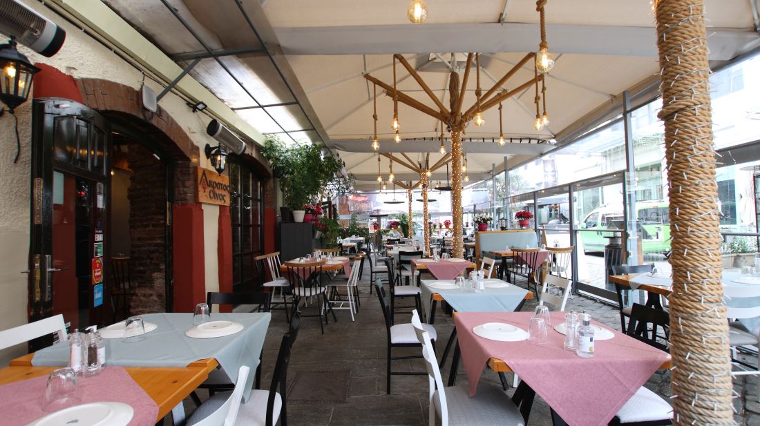 Ακρατος Οίνος εστιατόριο Λαδάδικα Θεσσαλονίκη Κατούνη 11 Τ: 2310 534 405 γαστρονομία εξωτερικός χώρος αυλή