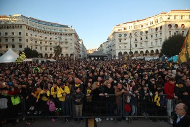 Θεσσαλονίκη: “Κιτρινόμαυρη” η Αριστοτέλους για τα 110α γενέθλια του Αρη (ΦΩΤΟ)