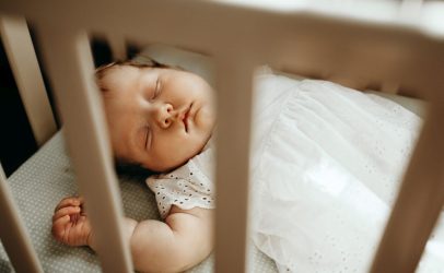 5 συμβουλές για να κοιμάται το μωρό με ασφάλεια στην κούνια