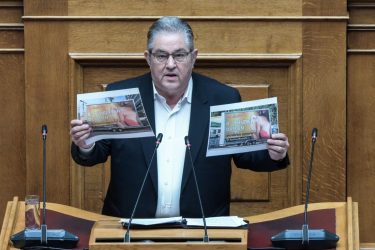 Δημήτρης Κουτσούμπας: Εφερε φωτογραφίες με αγγελίες για «sugar daddies» στη Βουλή (ΦΩΤΟ)