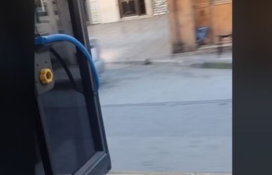 Λεωφορείο στη Θεσσαλονίκη κινείται με ανοιχτή πόρτα έχοντας επιβάτες (ΒΙΝΤΕΟ)