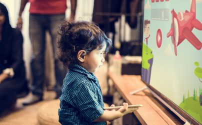 Νέα μελέτη: Η πολλή τηλεόραση επηρεάζει την γλωσσική ανάπτυξη των παιδιών