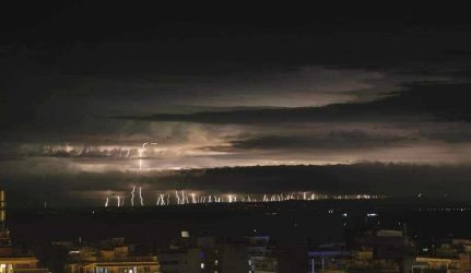 Εντυπωσιακή εικόνα με τους κεραυνούς που χτύπησαν την Πιερία όπως φάνηκε από την Θεσσαλονίκη