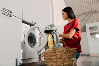 Γιατί πρέπει πάντα να πλένουμε τα καινούργια ρούχα πριν τα φορέσουμε