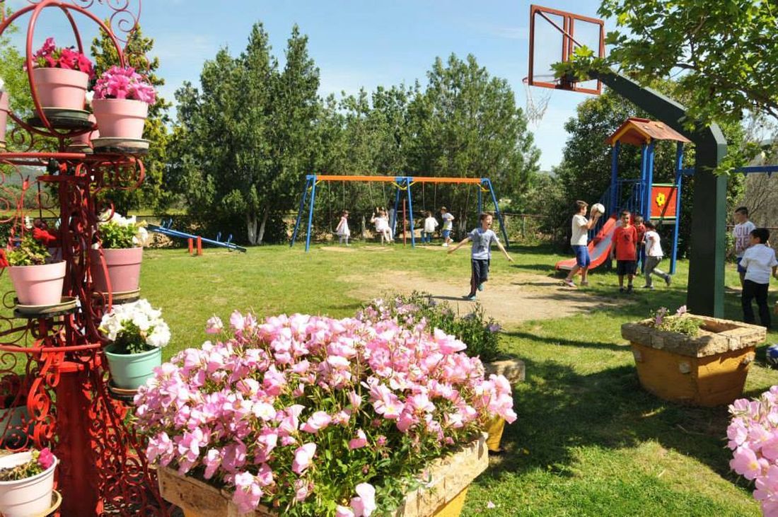 Ταβέρνα Μουστάκας Βασιλικά Θεσσαλονίκης φαγητό κρεατικά εστίαση παιδική χαρά κήπος