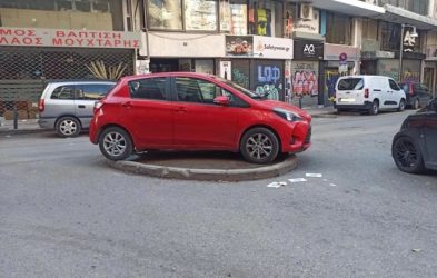 Θεσσαλονίκη: Απίστευτο θράσος από οδηγό – Πάρκαρε το αυτοκίνητό του σε… παρτέρι