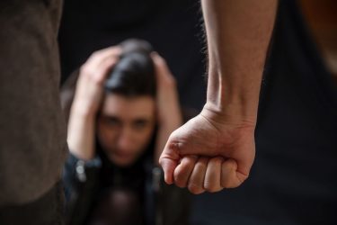 Eνδοοικογενειακή βία: Περισσότερα από 250 περιστατικά σε 48 ώρες 