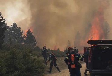 Πιέρια Ορη: Βελτιωμένη η εικόνα της φωτιάς – Στη “μάχη” κατάσβεσης 150 πυροσβέστες (ΒΙΝΤΕΟ)