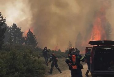 Κατακαίει τα Πιέρια Ορη η μεγάλη φωτιά που ξέσπασε χθες – Ενισχύθηκαν οι δυνάμεις της Πυροσβεστικής (ΒΙΝΤΕΟ & ΦΩΤΟ)