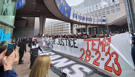 Φίλοι του ΠΑΟΚ άνοιξαν πανό για τα Τέμπη έξω από το Ευρωκοινοβούλιο (ΒΙΝΤΕΟ)