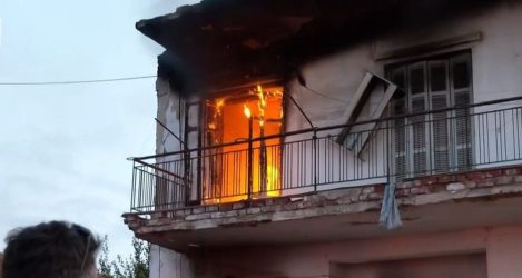 Θεσσαλονίκη: Φωτιά σε εγκαταλελειμμένο σπίτι αναστάτωσε τη γειτονιά (ΒΙΝΤΕΟ)