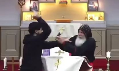 Σοκάρει το βίντεο: Μαχαίρωσαν ιερέα μέσα σε εκκλησία (Σκληρές εικόνες)