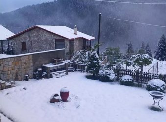 Καιρός: Σφοδρή χιονόπτωση στο Περτούλι Τρικάλων (ΦΩΤΟ)