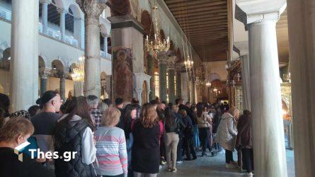 Θεσσαλονίκη: Κοσμοσυρροή στον Αγιο Δημήτριο για προσκύνημα του Τιμίου Σταυρού και του Αρραφου Χιτώνος του Ιησού (ΦΩΤΟ)