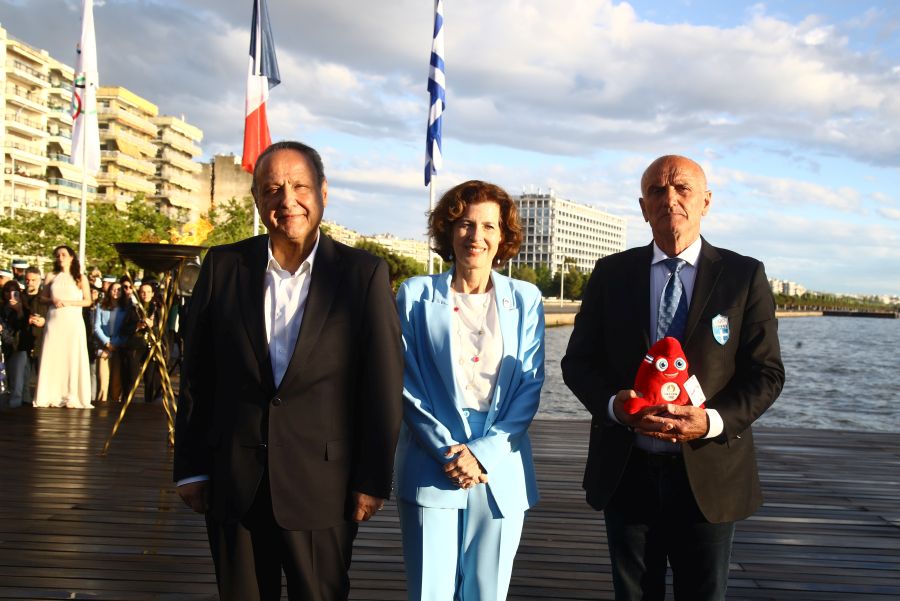 Ολυμπιακή Φλόγα παραλία Θεσσαλονίκης Ομπρέλες