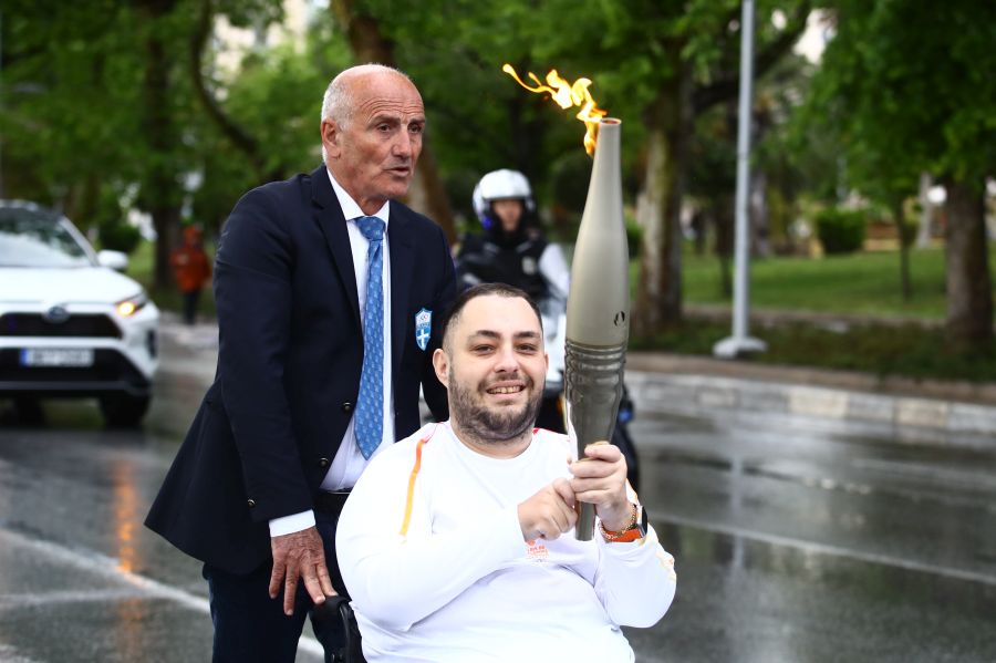 Ολυμπιακή Φλόγα παραλία Θεσσαλονίκης Ομπρέλες