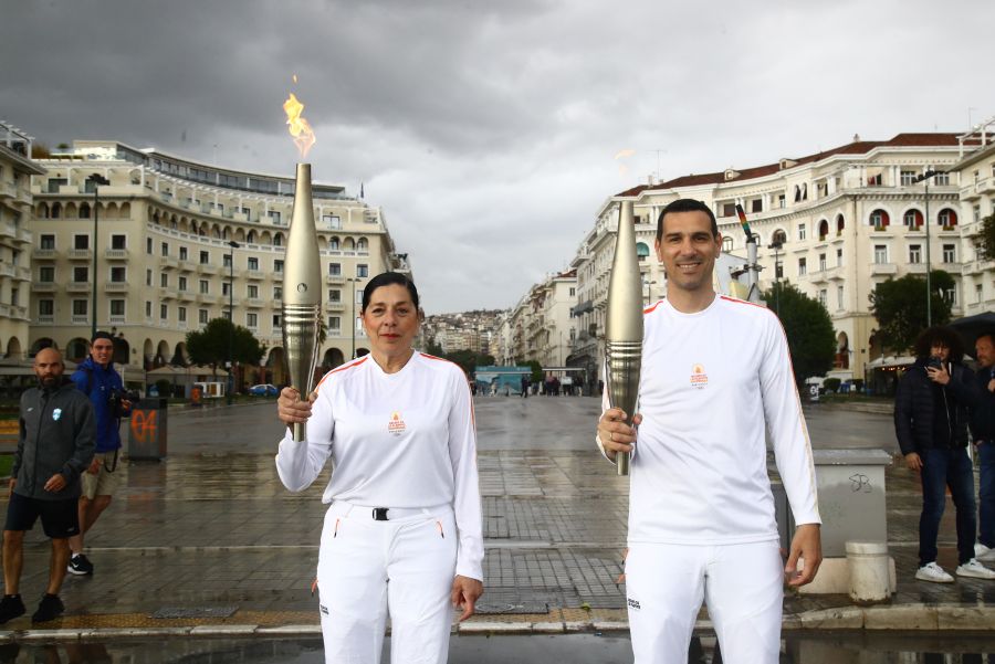 Ολυμπιακή Φλόγα παραλία Θεσσαλονίκης Ομπρέλες
