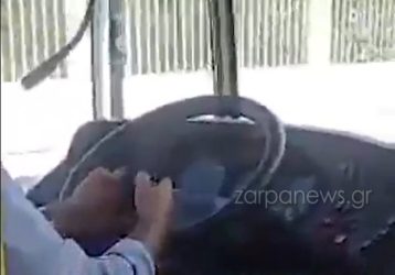 Οδηγός αστικού λεωφορείου παίζει στο κινητό ενώ κάνει δρομολόγιο (ΒΙΝΤΕΟ)