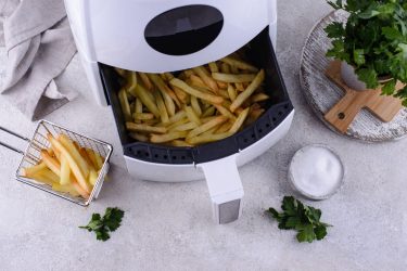 Air Fryer: Ειδικοί εξηγούν τους κινδύνους που κρύβονται με τη χρήση του (ΒΙΝΤΕΟ)