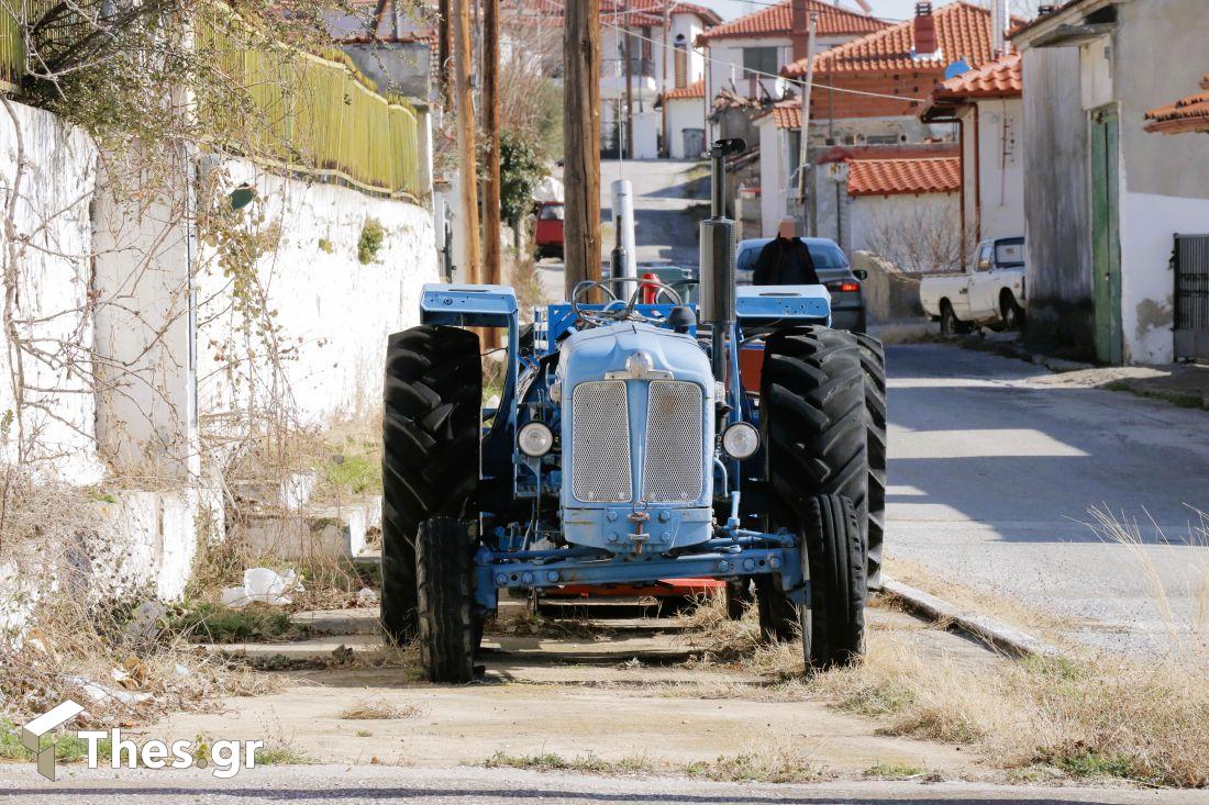 χωριό Αυγή Θεσσαλονίκη Νομός Θεσσαλονίκης Δήμος Λαγκαδά μπλε τρακτέρ δρόμος