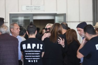 Μάτι: Συγγενείς πέταξαν καρέκλες στην έδρα μετά την απόφαση – «Να καείτε στην κόλαση, παιδιά δεν έχετε;» (ΒΙΝΤΕΟ & ΦΩΤΟ)