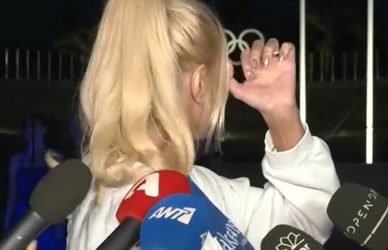 Φαίη Σκορδά: Συγκινήθηκε μπροστά στις κάμερες και διέκοψε τις δηλώσεις της (ΒΙΝΤΕΟ)