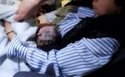 Γυναίκα γέννησε στο αυτοκίνητο λίγο πριν φτάσει σε μαιευτήριο της Λάρισας