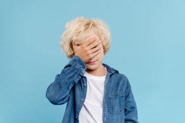 Εχετε ντροπαλό παιδί; Τι πρέπει να αποφεύγετε για να μην το πιέζετε