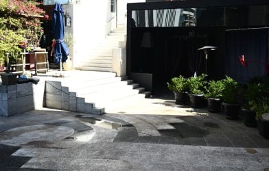 Βίντεο ντοκουμέντο από τη συμπλοκή έξω από κλαμπ όπου δολοφονήθηκε ένας νεαρός 